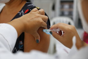 Caso o paciente tenha perdido o cartão de vacinação, é possível solicitar o documento gratuito na própria Unidade Básica de Saúde - (FOTO: TATIANA FORTES/ GOV. DO CEARA)