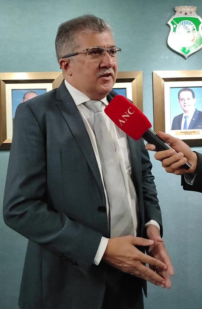Deputado tenta amenizar fala de André Fernandes sobre candidatura única