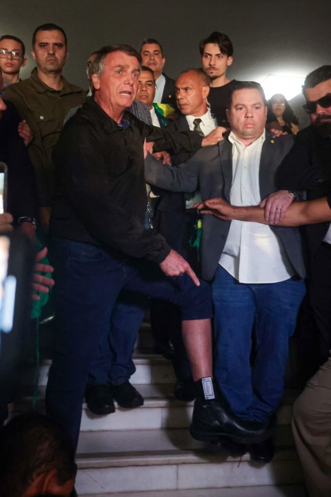 Por decisão majoritária da Primeira Turma do Supremo Tribunal Federal (STF), foram mantidas as medidas restritivas impostas ao ex-presidente Jair Bolsonaro