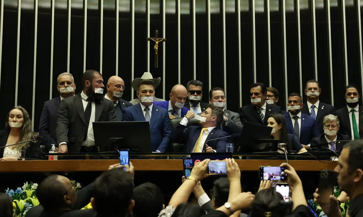 Senado e oposição aceleram pressão por impeachment contra ministro do STF