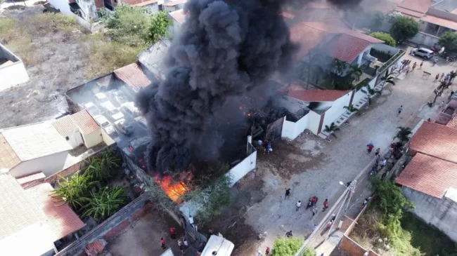 Prefeitura vai utilizar imagens de câmeras de segurança para avaliar se incêndio foi causado por ações criminosas - (Foto: A Voz de Santa Quitéria)