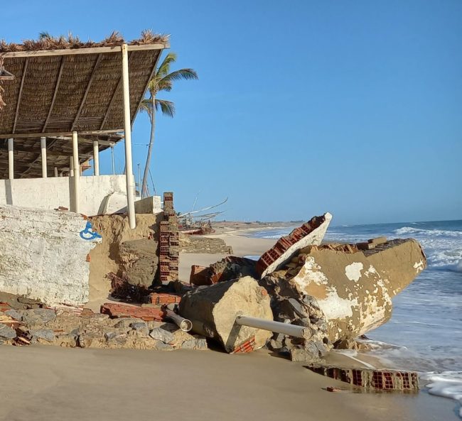 Outras comunidades litorâneas de Beberibe estão sendo afetadas com o avanço da maré, mas Uruaú segue como a mais afetada - (Foto: Nilson Lima)