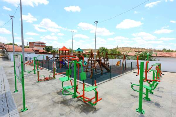 Brinquedopraça, areninha e CEI são inaugurados em Jaguaretama