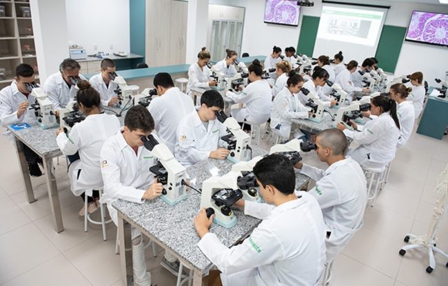MEC inicia avaliação nacional de cursos de Medicina e institui punições para notas baixas