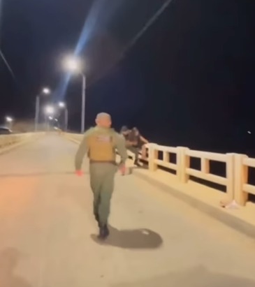 Policiais resgatam a vida de jovem que se jogaria de ponte; a mulher de 24 anos foi levada, em seguida, para a UPA de Quixeramobim - (Foto: Reprodução)