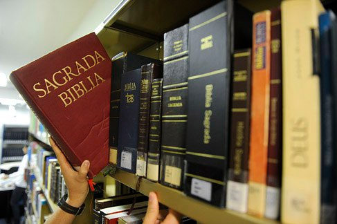 Deputados aprovam distribuição de obras religiosas nas escolas públicas do Ceará