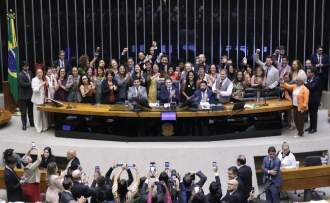 Projeto que cria regras para proteção de menores na internet avança no Congresso