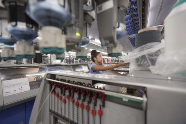 Indústria registra produção estável e queda no emprego em setembro