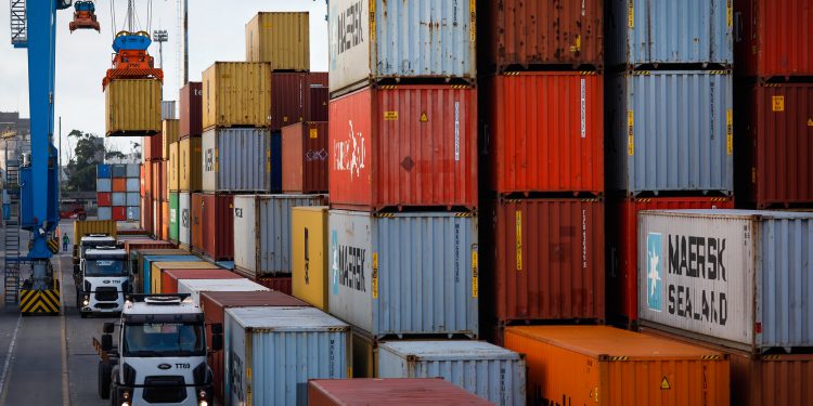 Indústria registra produção estável e queda no emprego em setembro
