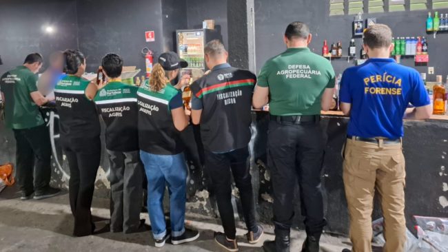 Estabelecimentos são autuados e bebidas são apreendidas em Fortaleza