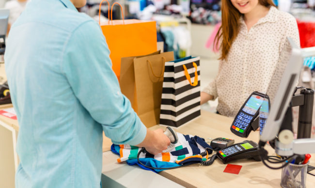 Crédito caro e famílias endividadas afetam confiança do comércio, aponta CNC