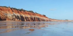 Praias de Icapuí e Beberibe registram manchas de óleo