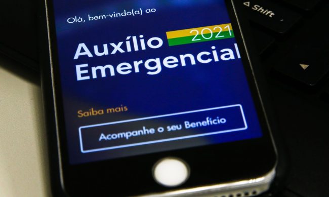 Governo notifica 177 mil famílias para devolução do Auxílio Emergencial irregular