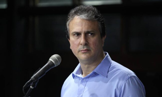“Está do lado de quem rezou para o presidente morrer”, diz Camilo sobre Ciro