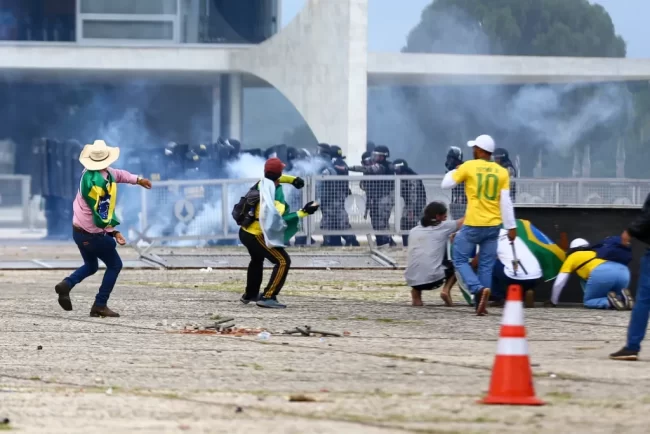 Imgens de invasores protagonizando atos violentos no último domingo