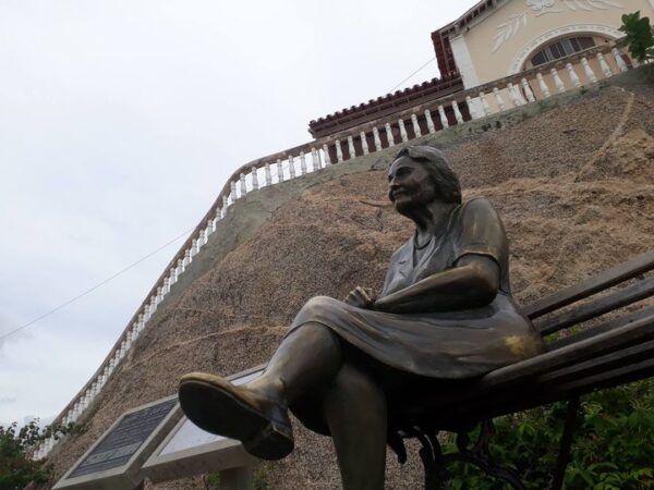 Monumento em homenagem a Rachel de Queiroz é vandalizado