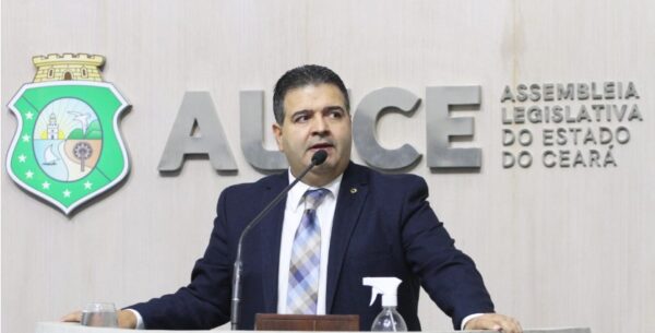 Deputado pede demissão de secretário do Governo Elmano