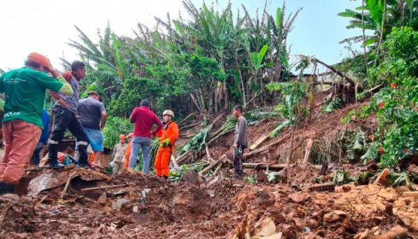 Defesa Civil atua na retirada de famílias em áreas de risco em três municípios cearenses