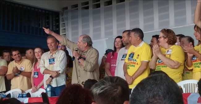 Ciro foi governador do Ceará entre 1991 e 1994. O pedetista já declarou que é a favor da renovação e que não pensa em projetos para o Ceará.