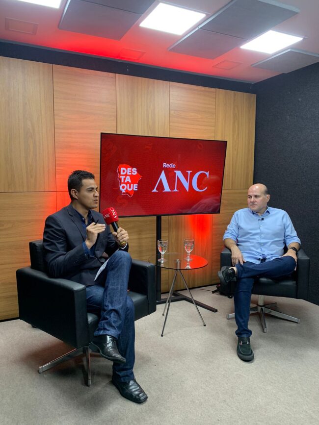 Roberto Cláudio alfinetou o presidente da Alece em postagem nas redes sociais (Foto: REDE ANC)v