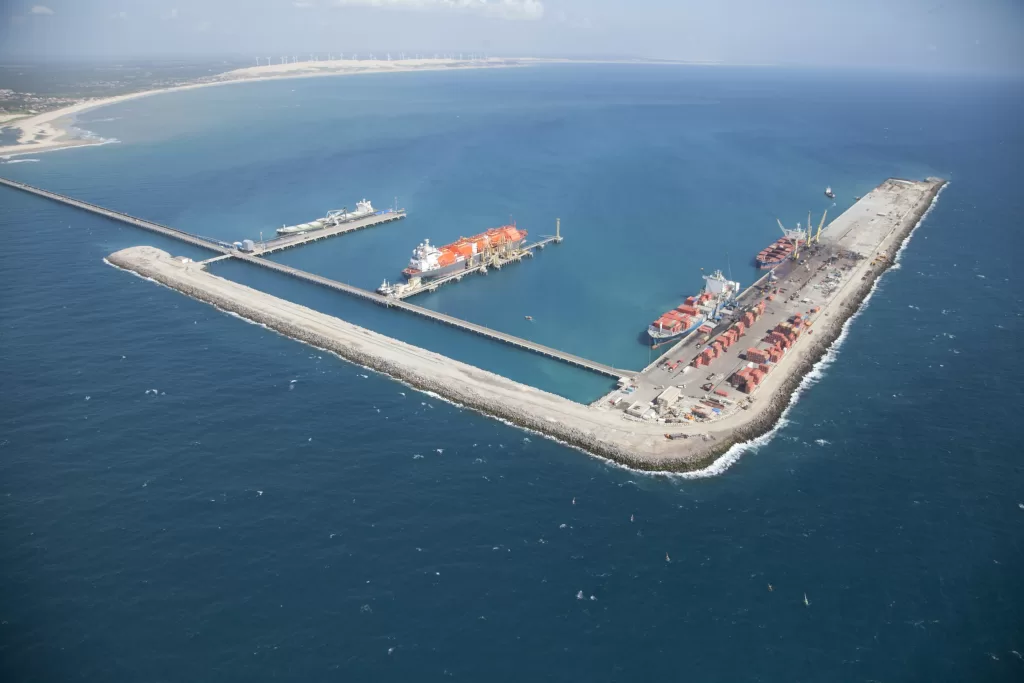 O Porto do Pecém é um terminal multicargas por movimentar granéis sólidos, granéis líquidos, contêineres e cargas em geral - (Foto: JOSÉ WAGNER)