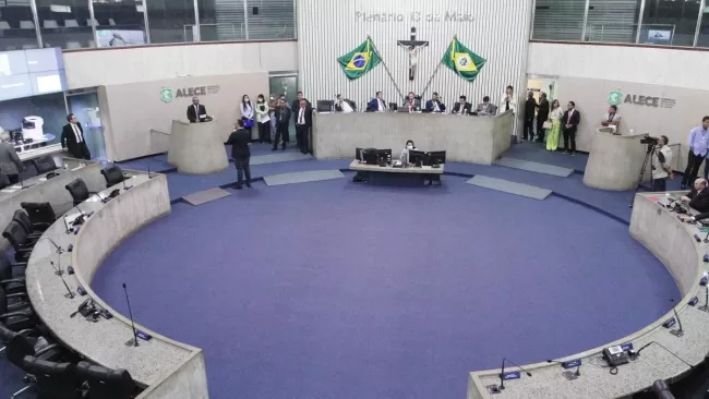 Deputados de oposição defenderam a necessidade de ouvir os profissionais da enfermagem antes de qualquer aprovação (Foto: Alece)