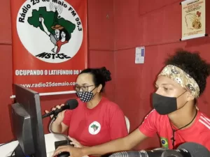 A rádio vinculada ao MST tem o objetivo de fortalecer as discussões em tornos das pautas ruralistas - (Foto: integrantes do MST em um programa radiofônico em Madalena-CE. Foto: MST-CE)