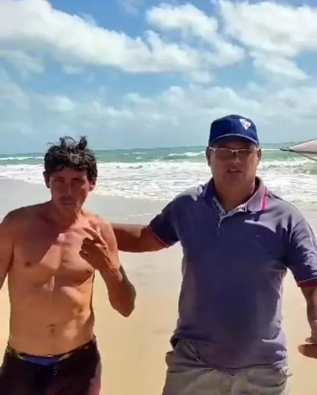 Pescador desaparecido foi resgatado por outra embarcação artesanal (Foto: Reprodução/WhatsApp)