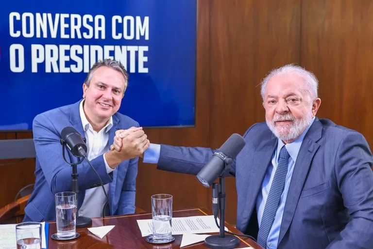 Ao lado do presidente Lula, Camilo comunicou três medidas de importante impacto para a Educação do país (Foto: Ricardo Stuckert/PR)