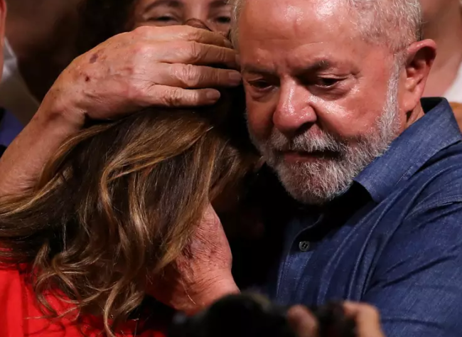 Antes das visitas, Lula e Janja mantinham contato através de cartas - (Foto: Foto: REUTERS/Carla Carniel)