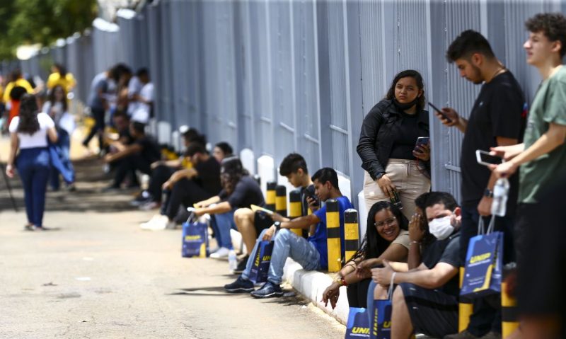 Enem 2023 já está sob polêmica. Na véspera da realização do Exame, autoridades apreenderam equipamentos suspeitos com candidatos. (Foto: Marcelo Camargo/Agência Brasil)