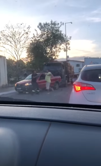 Os condutores começaram a bater boca após o acidente no trânsito e partiram para a agressão física. Caso foi registrado em Itaitinga (Foto: Reprodução/IInstagram)