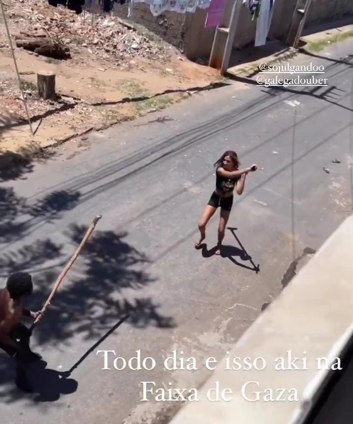 O homem também estava armado com um pedaço de madeira. A mulher o põe para fugir pelas ruas de Juazeiro de posse de uma enxada - (Foto: Reprodução/Instagram)