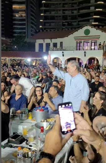 Cantor José Augusto pede aplausos a Ciro Gomes - (Foto: Reprodução/Instagram)