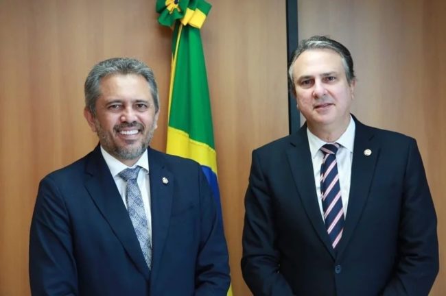 Em diversos eventos de entrega de obras e serviços, Elmano tem reiterado o compromisso em dar continuidade ao trabalho de Camilo Santana - (Foto: Reprodução/Internet)