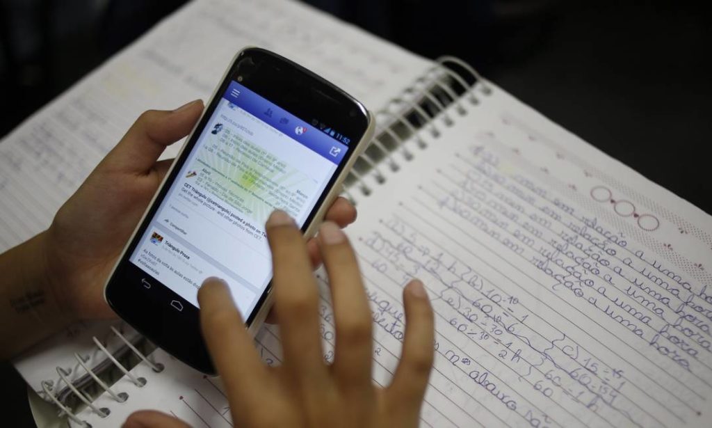 Aparelhos celulares podem se tornar proibidos em salas de aula no Ceará