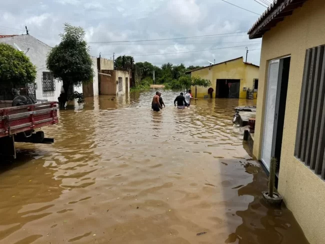 Além da cidade de Santa Quitéria, os municípios de São Luís do Curu e Itapajé estão sob estado de alerta devido às últimas chuvas - (Foto: Reprodução/ A Voz de Santa Quitéria)