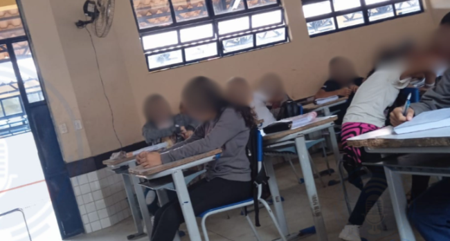 Segundo os relatos de pais e de estudantes, as aulas estão sendo conduzidas sem que a unidade tenha energia elétrica - (Foto: Reprodução/Internet)