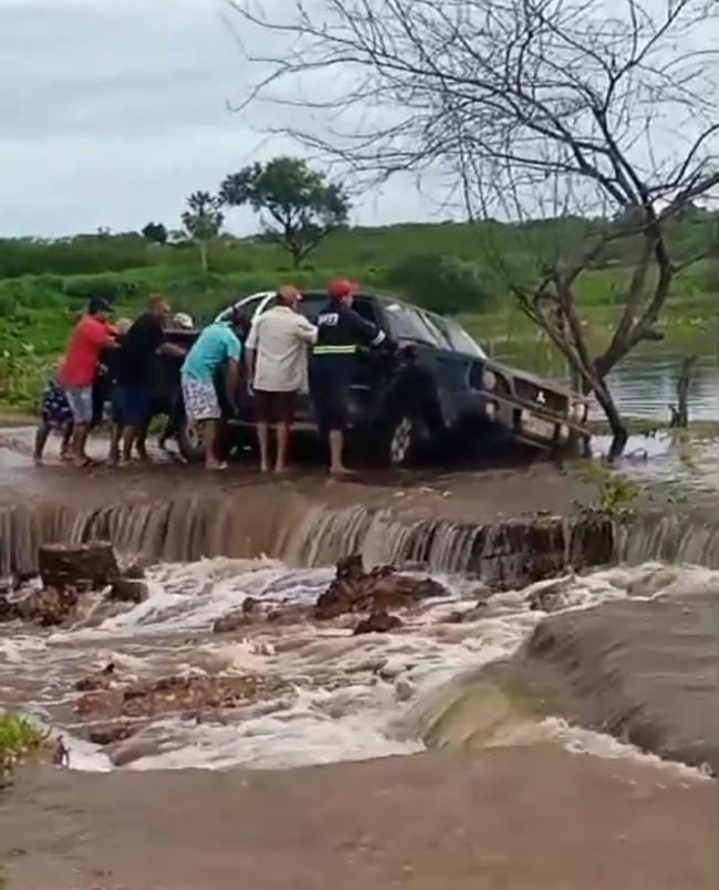 Apesar do susto, o condutor não sofreu ferimentos. Até o momento, Banabuiú é um dos municípios que mais tem recebido chuvas no Sertão Central - (Foto: Reprodução/WhatsApp)