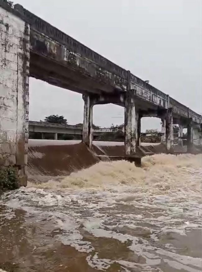 Segundo moradores de Amontada, a Barragem sangrou logo após as primeiras chuvas mais intensas que caíram sobre a cidade - (Foto: Reprodução/WhatsApp)
