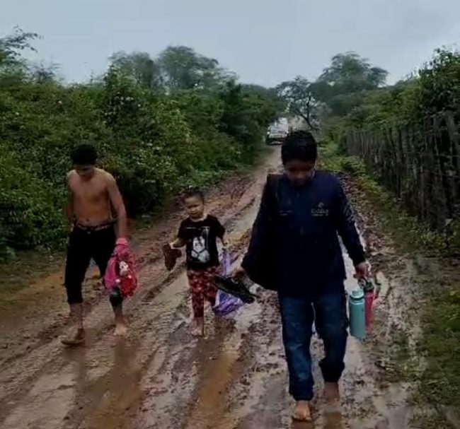 População de Canindé gravou um vídeo que mostra as crianças de Canindé voltando para casa por não terem acesso ao transporte - (Foto: Reprodução/WhatsApp)