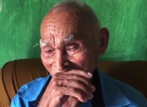 Seu Manoel Ferreira, idoso de 98 anos, ficou conhecido após se emocionar em entrevista que abordou a construção da barragem do açude Lontras - (Foto: Reprodução/Internet)
