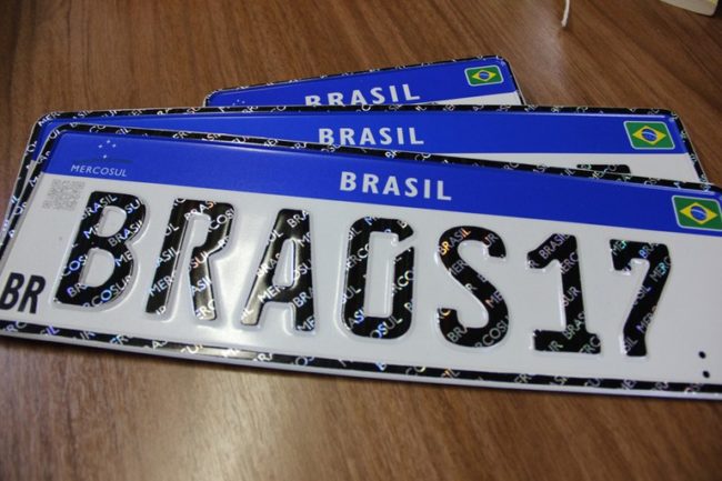 A implementação das placas Mercosul foi implementada no ano de 2018, mas só se tornou obrigatória no ano seguinte - (Foto: Divulgação/Governo Federal)