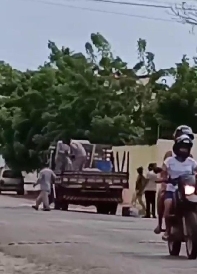 A população compara o material utilizado para tapar os buracos nas vias de Paracuru com a verba utilizada para bancar o Carnaval 2024 - (Foto: Reprodução)