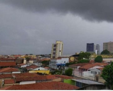 Além da ocorrência no bairro Jacarecanga, em Fortaleza, há o risco de desabamento em uma residência do Benfica - (Foto: Vanessa Silva)