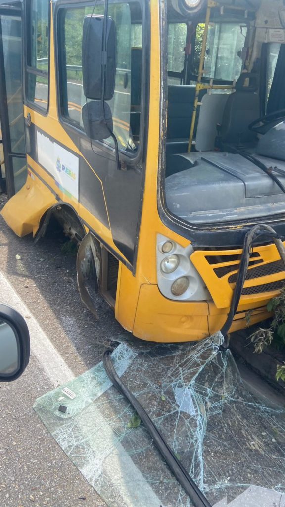 De acordo com a Prefeitura, o motorista não apresentou ferimentos. É válido ressaltar que não havia estudantes no interior do veículo - (Foto: Reprodução/WhatsApp)
