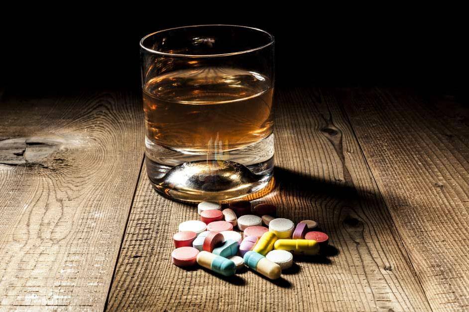De acordo com o especialista, a mistura de álcool e remédios pode potencializar os efeitos de determinadas bebidas - (Foto: Divulgação)