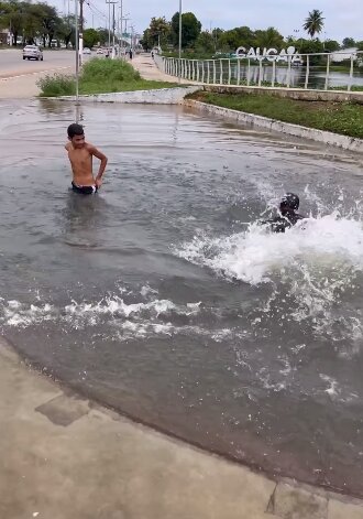 População ironiza pista de skate inundada após chuvas em Caucaia