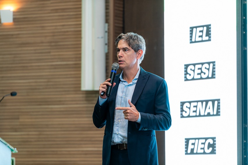 Ricardo Amorim aborda perspectivas econômicas brasileiras e tendências globais na Fiec