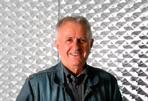 Alan Neto, ícone do jornalismo esportivo cearense, deixa um legado de autenticidade e amor pela atuação profissional - (Foto: Ceará SC)